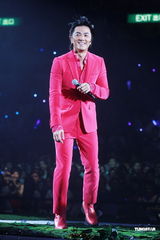 组图：郑伊健开唱遭催婚 女友蒙嘉慧到场欣赏