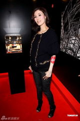 组图：李嘉欣大腹便便出席活动 透露要剖腹产