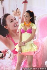 组图：关颖低胸爆乳装为代言内衣走秀