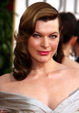 高清图：米拉-乔沃维奇深V礼服魅惑十足