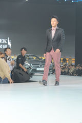 组图：杜淳时装周压轴走秀  助阵中国新锐设计师