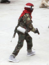 组图:朱莉养子马克多斯迷彩服配散弹枪帅气十足