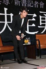 组图：吴尊文莱携女接妻儿出院 一家四口首曝光