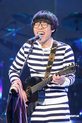 幻灯：卢广仲台北激情开唱 与歌迷共度摇滚圣诞