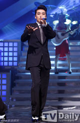 组图：EXO打榜夺冠 前WG宣美复出光脚秀长腿