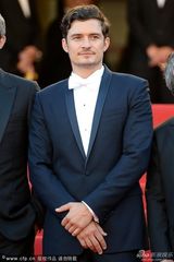 组图：奥兰多-布鲁姆西装领结帅气亮相