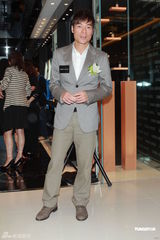 高清组图：许志安和名模出席商店开幕礼