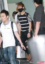 组图：韩国男团B.A.P.访港 粉丝接机送礼物