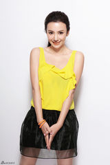 组图：唐熙曝夏日写真 糖果撞色显活力