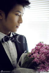 组图：窦骁写真登时尚杂志 安静淡然显忧郁气质