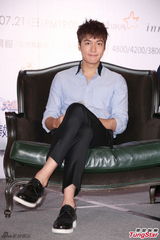 组图：李敏镐穿衬衫帅气亮相 台上憨笑吐舌卖萌