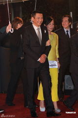 高清图：周润发携夫人现身红毯 司仪打趣贵人出门