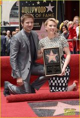 组图：斯嘉丽留名星光大道 杰瑞米-雷纳友情站台