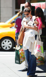 组图：凯蒂爱女慈母情怀 小苏瑞情绪低落避镜头