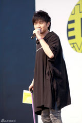 古巨基腰伤复发不忘代言 坐轮椅拄拐忙吸金(图)