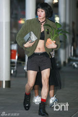 组图：SJ庆出道8周年机场上演变装秀 整疯粉丝