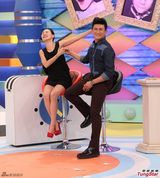 组图：吴奇隆亮相《康熙》遭小S调戏吃豆腐