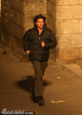 组图：克鲁斯《碟中谍4》片场狂奔 露招牌笑容