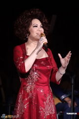 组图：蔡琴一身圣诞红台北开唱 与歌迷过平安夜