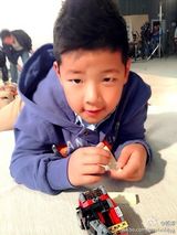 组图：郭涛与儿子表情神同步 翻白眼喜感十足