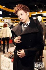 组图：M.pire出席品牌开业 现场挑衣显品味