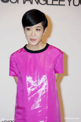 组图：张钧甯出席时尚活动否认与赵又廷绯闻