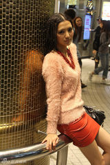 组图：李桃《转山》初出茅庐 东京街头拍写真