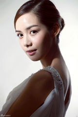 组图：陈怡最新写真曝光 着白纱裙大玩光影魅惑