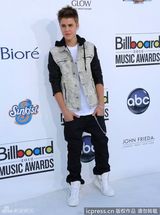 组图：贾斯汀-比伯帅气亮相秀潮鞋