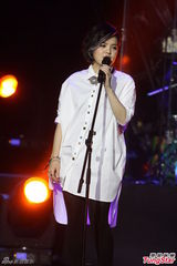 组图：刘思涵白衬衫酷帅开唱 回娘家谢粉丝