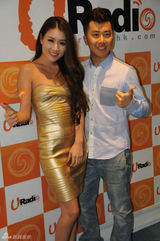 组图：孙敬媛短裙深V性感 香港宣传大方秀出美腿