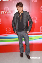 幻灯图集：陈敏之为戏扮妓女 热裤示人“挺”胸上阵