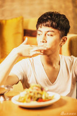 组图：陈晓【演员】阳光生活写真 古装男神变清新暖男