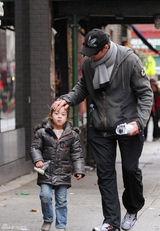 高清图：硬汉休-杰克曼和女儿出行 展慈父情怀 