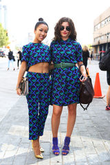 组图：吉克隽逸与杨幂同台看秀 露脐装秀蛮腰