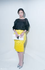 冯绍峰携女友亮相巴黎高订秀 倪妮新片2月开拍