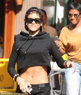 组图：蕾哈娜街头秀肚皮挂金链炫富 尽显摇滚范