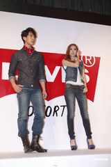 组图：吴尊牛仔装出席活动 谈及生日感动不已