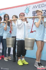 组图：谭咏麟想看霍汶希女儿 母亲节尽孝陪家人