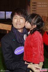 组图：廖碧儿秀事业线  黄子华拍剧主动出击