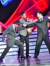 组图：海派春晚录制 黄晓明为“修鞋老爷爷”穿鞋