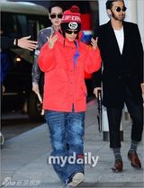 组图：SJ庆出道8周年机场上演变装秀 整疯粉丝