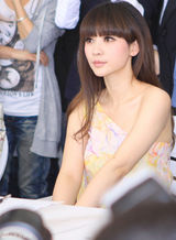 组图：柳岩亮相车展 花色长裙小露香肩