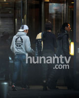 高清图：谢霆锋手术病愈后显消瘦 与父亲谢贤共同抵京