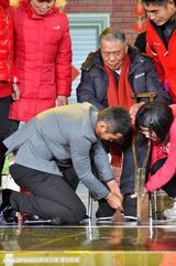 组图：海派春晚录制 黄晓明为“修鞋老爷爷”穿鞋