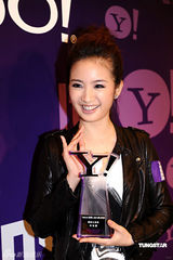 幻灯：众艺人获“网络搜寻人气大奖” 靓丽出席活动