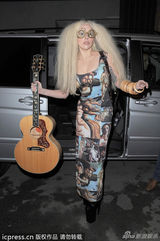 组图：Gaga怪人眼镜爆炸头抢镜 秀名画印花裙