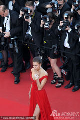 组图：C罗超模女友戛纳走秀展玉腿深沟