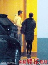 幻灯图：许晴身边出现神秘男 同住一公寓同坐一部车