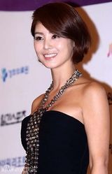 组图：金成玲抹胸黑裙典雅 配饰抢眼珠光宝气